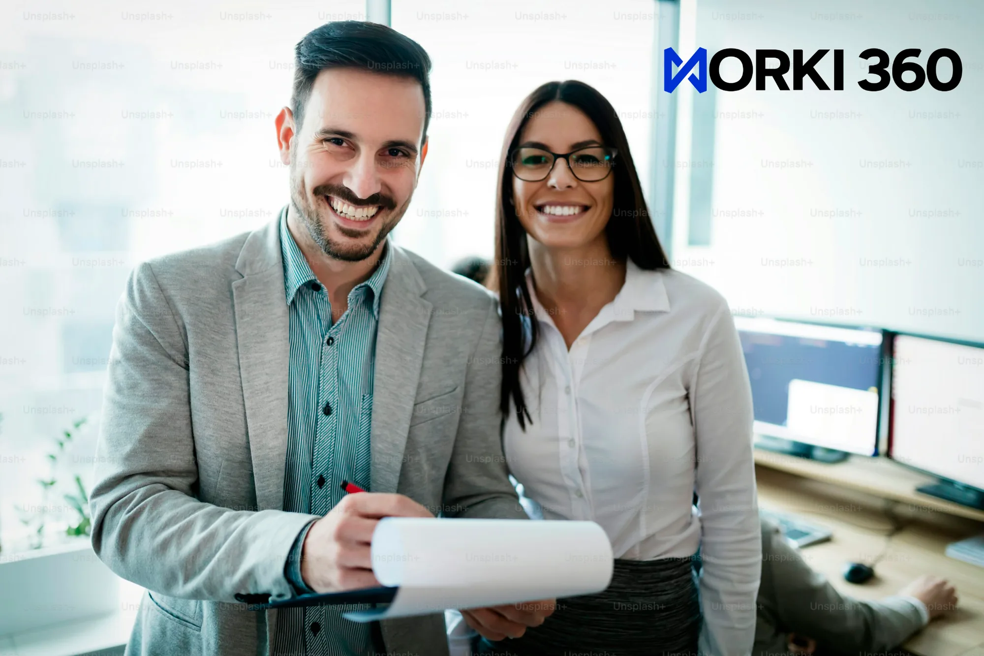 Equipo de Worki 360 colaborando en la oficina